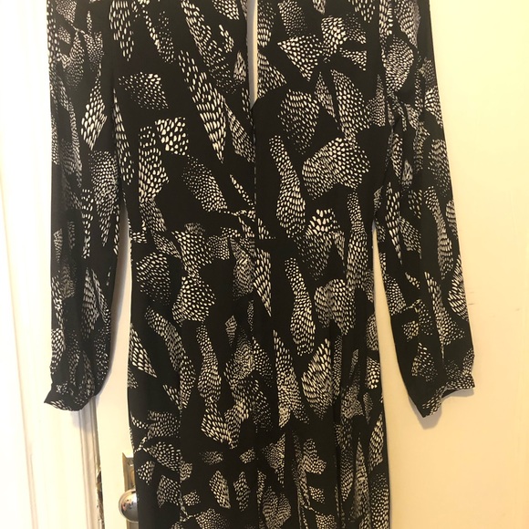 Express Flowy V Neck Dress - Picture 2 of 5